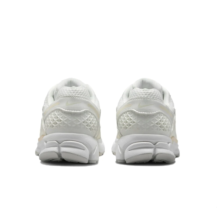 Nike Low-Top Mesh Sneakers - Cream/White